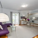 Apartment Enny Fuer 2 Personen In Porec, Nur 300M Vom Strand, 10 Gehminuten Vom Zentrum Entfernt,
