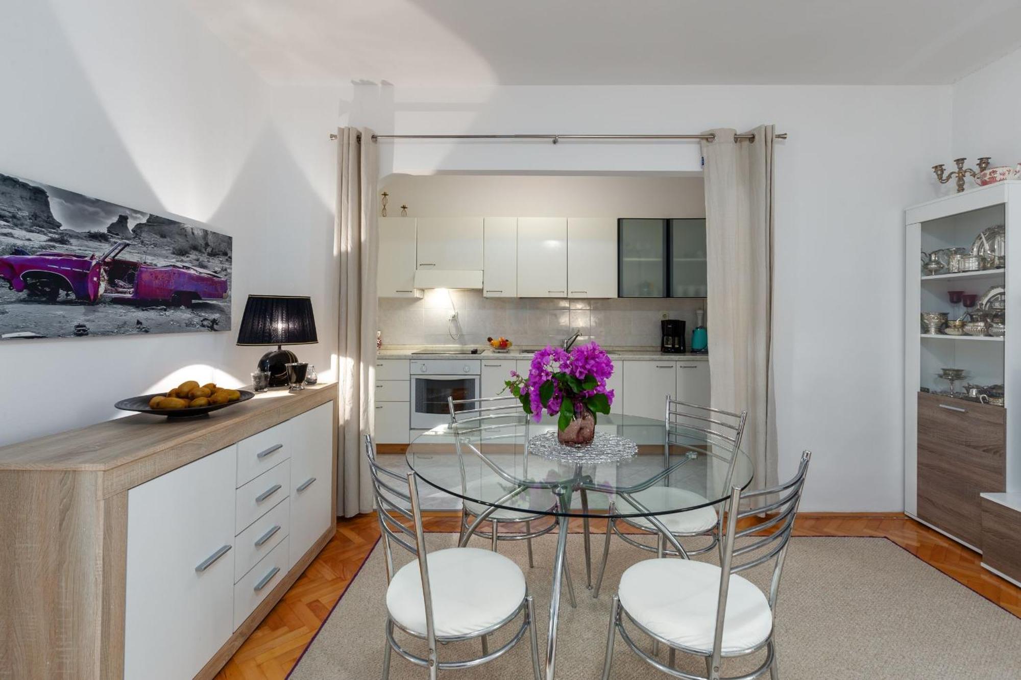 Enny Fuer 2 Personen In Porec, Nur 300m Vom Strand, 10 Gehminuten Vom Zentrum Entfernt, Apartment *
